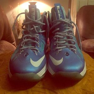 Men’s LeBron sneakers Size 11